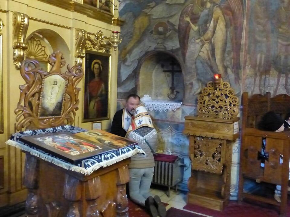 Duhovnicul și penitentul în scaunul mărturisirii