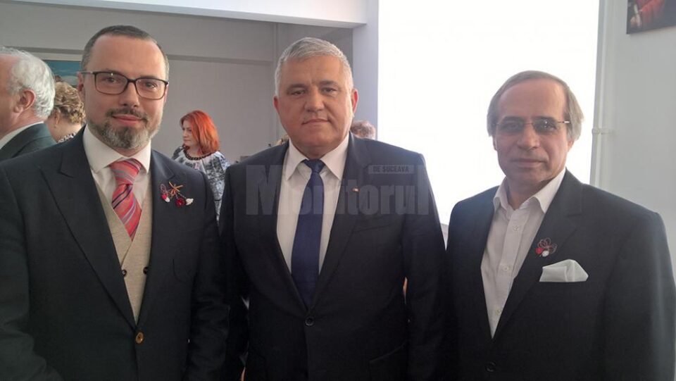 Dumitru Mihalescul (centru) împreună cu Veaceslav Cebotari, cofondator al Asociației Obștești „Biografiile Centenarului Marii Uniri” din Republica Moldova, și senatorul PNL de Botoșani Viorel Grigoraș