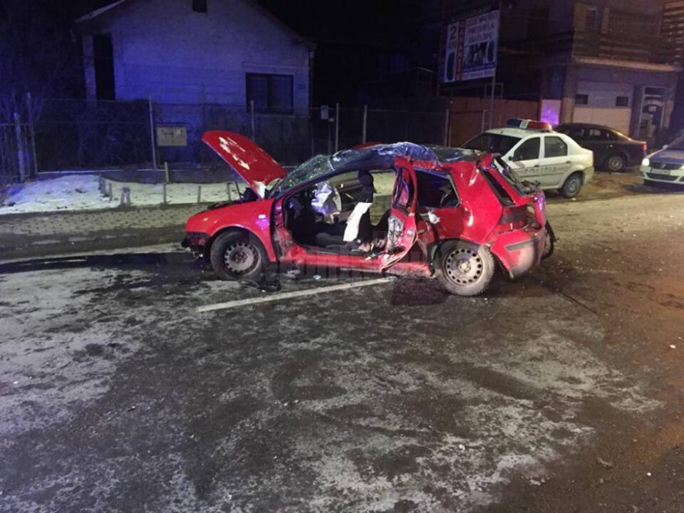 Accident violent pe o stradă din Suceava, cu o mașină condusă ca la cursele de viteză