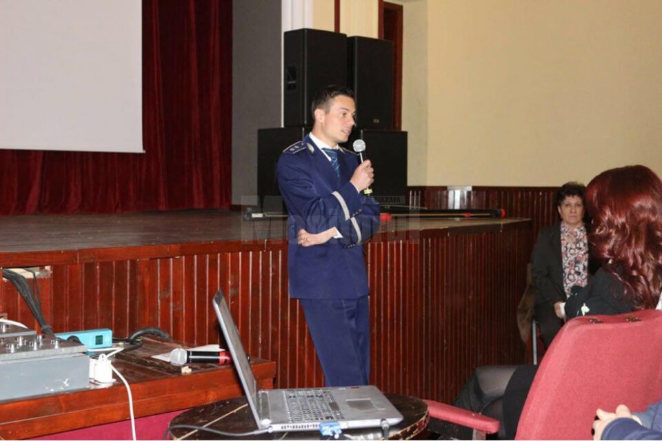 Comisarul Ionuț Epureanu le-a vorbit părinților despre rolul lor esențial în prevenirea comportamentelor delictuale ale copiilor Comisarul Ionuț Epureanu le-a vorbit părinților despre rolul lor esențial în prevenirea comportamentelor delictuale ale copiilor