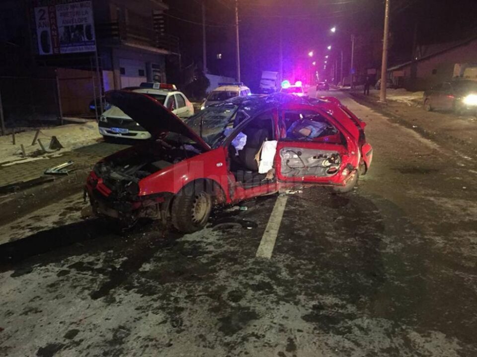 Accident violent pe o stradă din Suceava, cu o mașină condusă ca la cursele de viteză