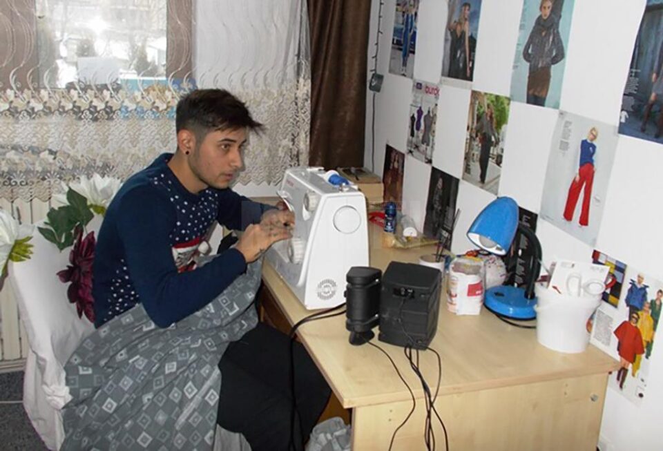 Un tânăr sucevean crescut în centre de plasament visează să devină designer vestimentar