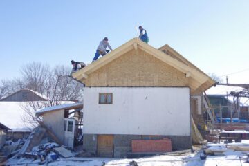 De ieri, a fost reluată munca voluntară, pentru punerea tablei pe acoperiș