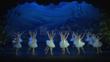 Artiștii din Sankt Petersburg, aplaudați de sute de suceveni la finalul spectacolului „Lacul lebedelor”