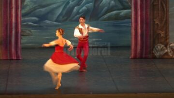 Artiștii din Sankt Petersburg, aplaudați de sute de suceveni la finalul spectacolului „Lacul lebedelor”