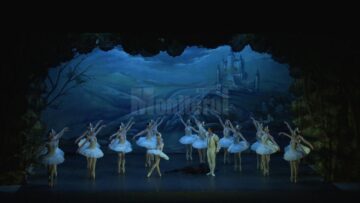 "Lacul lebedelor" pe scena suceveană