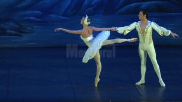 Artiștii din Sankt Petersburg, aplaudați de sute de suceveni la finalul spectacolului „Lacul lebedelor”