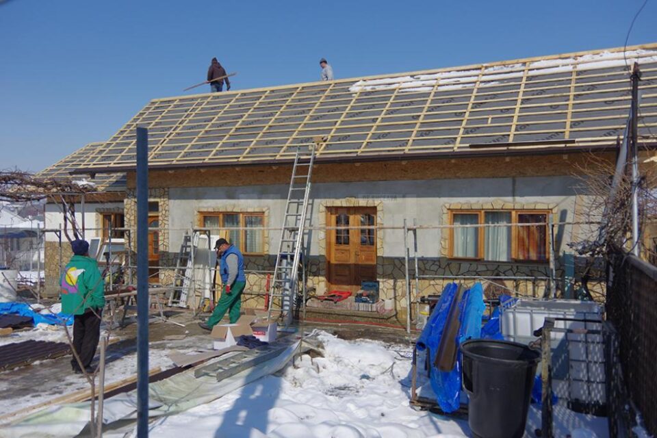 În trei zile, casa decopertată a avut acoperiș