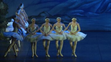 Artiștii din Sankt Petersburg, aplaudați de sute de suceveni la finalul spectacolului „Lacul lebedelor”