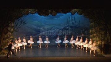 Artiștii din Sankt Petersburg, aplaudați de sute de suceveni la finalul spectacolului „Lacul lebedelor”