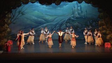 Artiștii din Sankt Petersburg, aplaudați de sute de suceveni la finalul spectacolului „Lacul lebedelor”