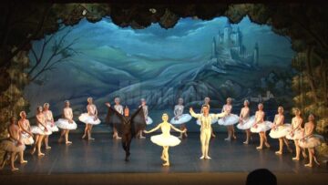 Artiștii din Sankt Petersburg, aplaudați de sute de suceveni la finalul spectacolului „Lacul lebedelor”