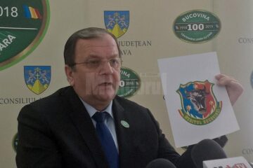 Gheorghe Flutur cu modelul medaliei "Meritul Bucovinei"