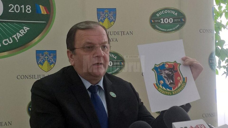 Gheorghe Flutur cu modelul medaliei "Meritul Bucovinei"