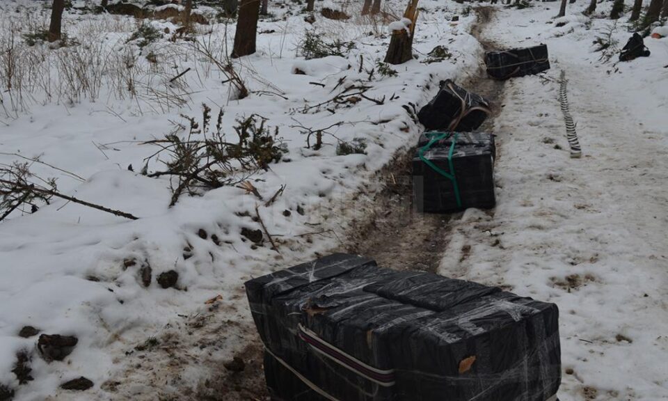 Polițiștii de frontieră au descoperit cinci colete voluminoase cu țigări