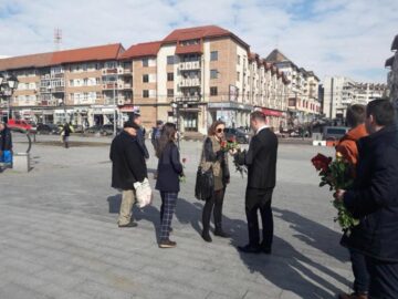 2.300 de flori împărțite de viceprimarul Lucian Harșovschi și tineretul liberal