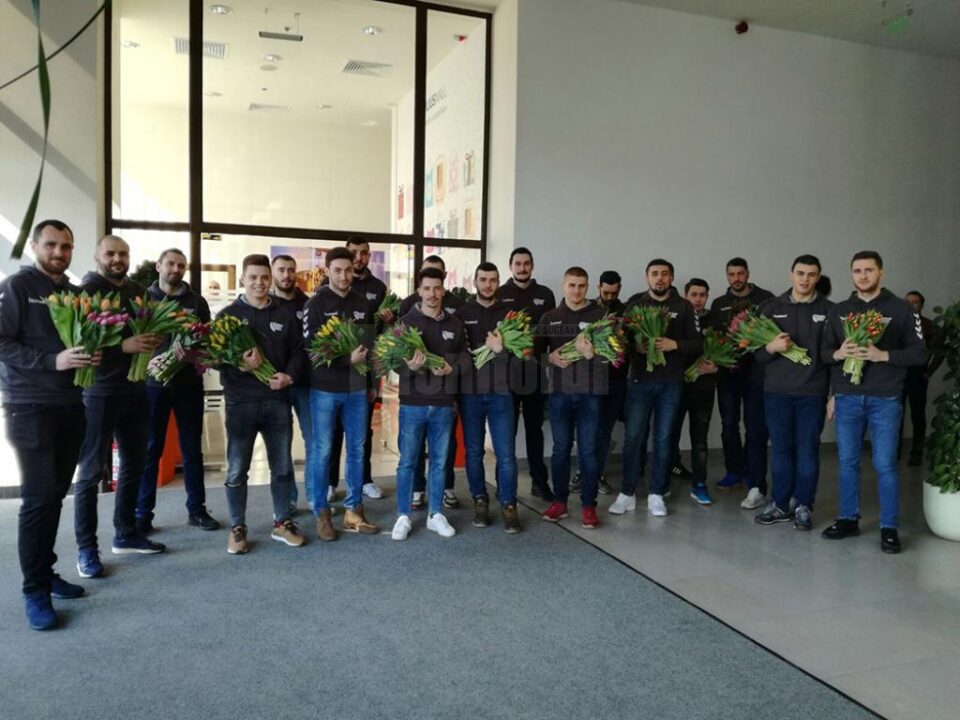 Universitarii au oferit flori de ziua femeii