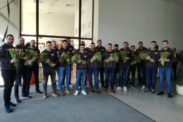 Universitarii au oferit flori de ziua femeii