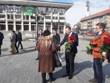 Viceprimarul Lucian Harsovschi și tinerii liberali au împărțit 2.300 de flori doamnelor și domnișoarelor din Suceava
