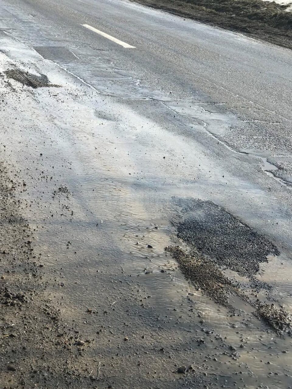 Plombe puse printre bălti, acum doua zile pe DJ 208A