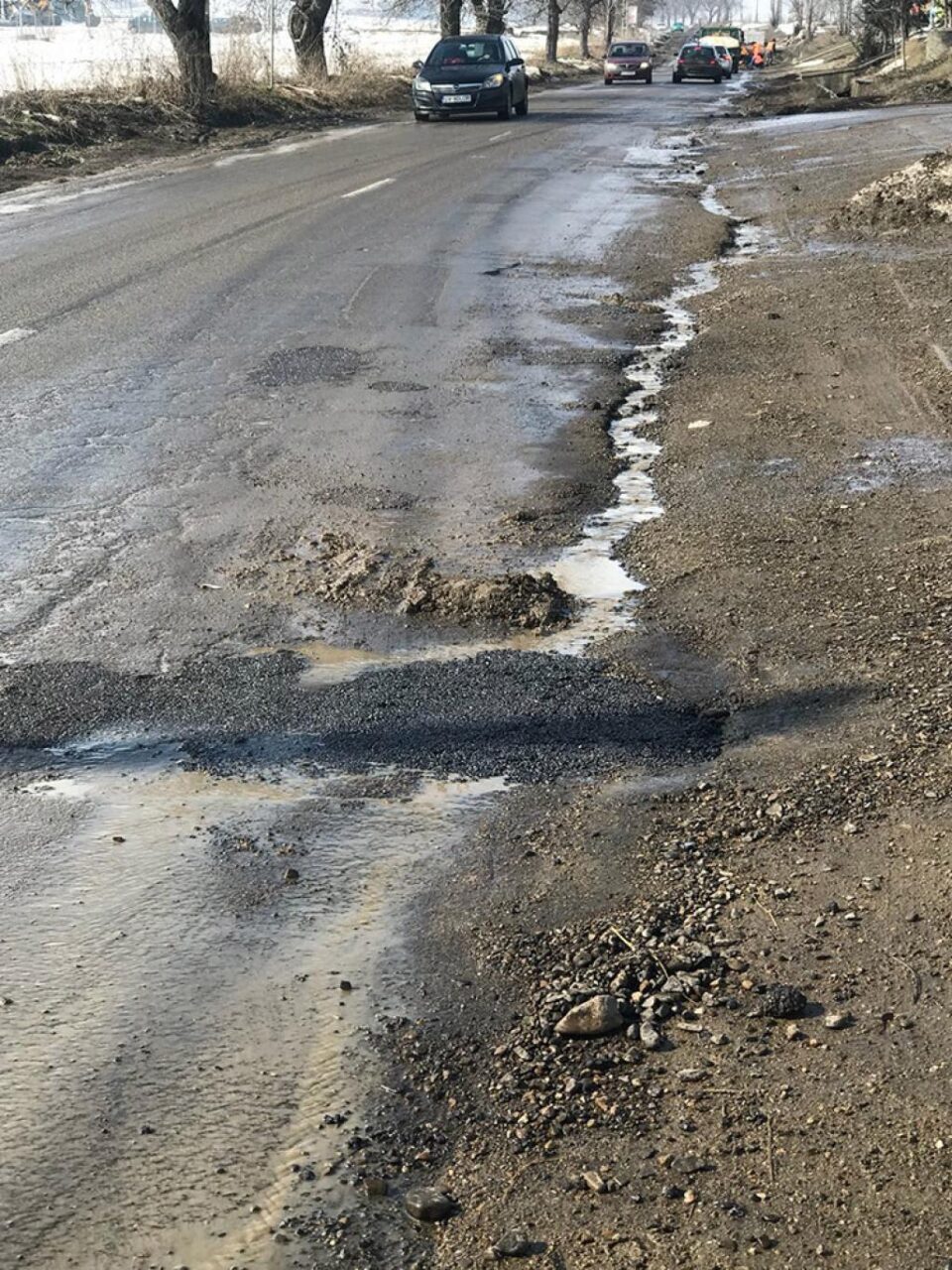 Plombe puse printre bălti, acum doua zile pe DJ 208A