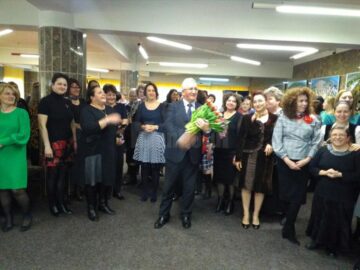 Primarul Ion Lungu a împărțit mii de flori sucevencelor, de 8 Martie