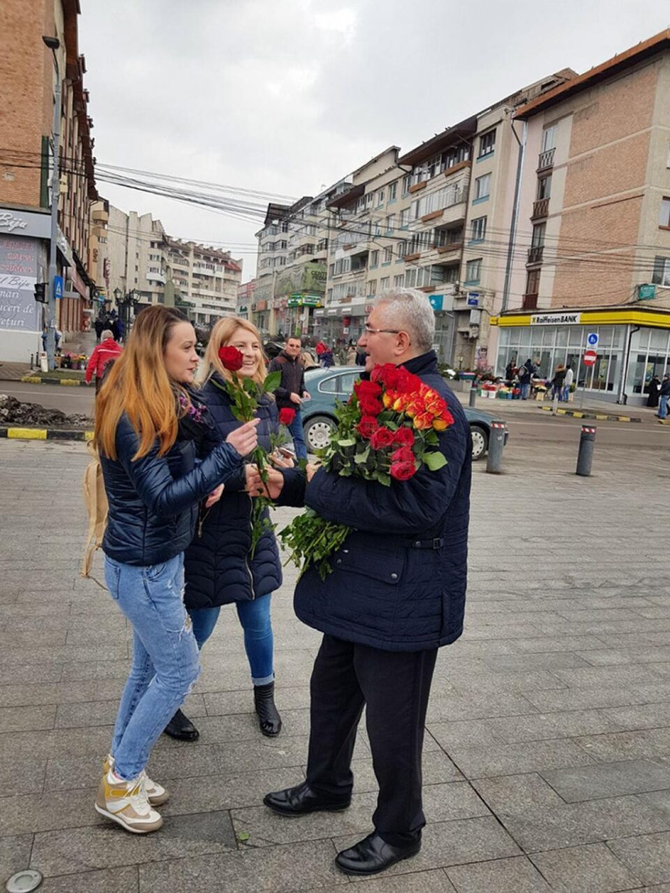 Primarul Ion Lungu a oferit o mulțime de flori sucevencelor, pe strada dar și în instituții Primarul Ion Lungu a oferit o mulțime de flori sucevencelor, pe strada dar și în instituții