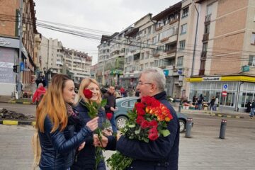 Primarul Ion Lungu a oferit o mulțime de flori sucevencelor, pe strada dar și în instituții