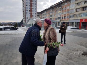 Primarul Ion Lungu a împărțit mii de flori sucevencelor, de 8 Martie