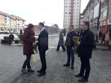 2.300 de flori împărțite de viceprimarul Lucian Harșovschi și tineretul liberal