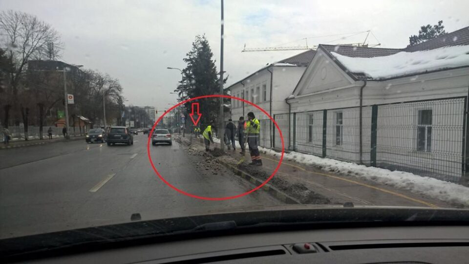 Cușnir sesizează că zăpada de pe trotuare este aruncată în stradă pentru a se topi mai repede