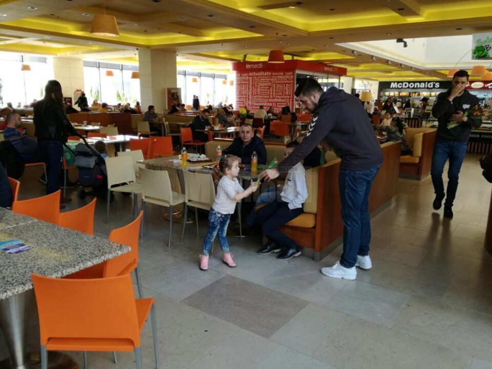 Handbaliștii Universității au oferit flori femeilor din Suceava