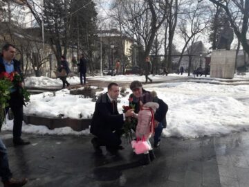 2.300 de flori împărțite de viceprimarul Lucian Harșovschi și tineretul liberal