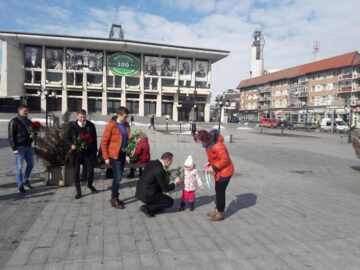 2.300 de flori împărțite de viceprimarul Lucian Harșovschi și tineretul liberal