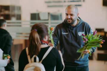 Peste 3.000 de flori și premii de răsfăț, oferite în dar femeilor de Iulius Mall Suceava