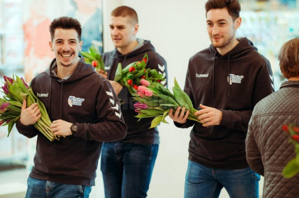 Peste 3.000 de flori și premii de răsfăț, oferite în dar femeilor de Iulius Mall Suceava