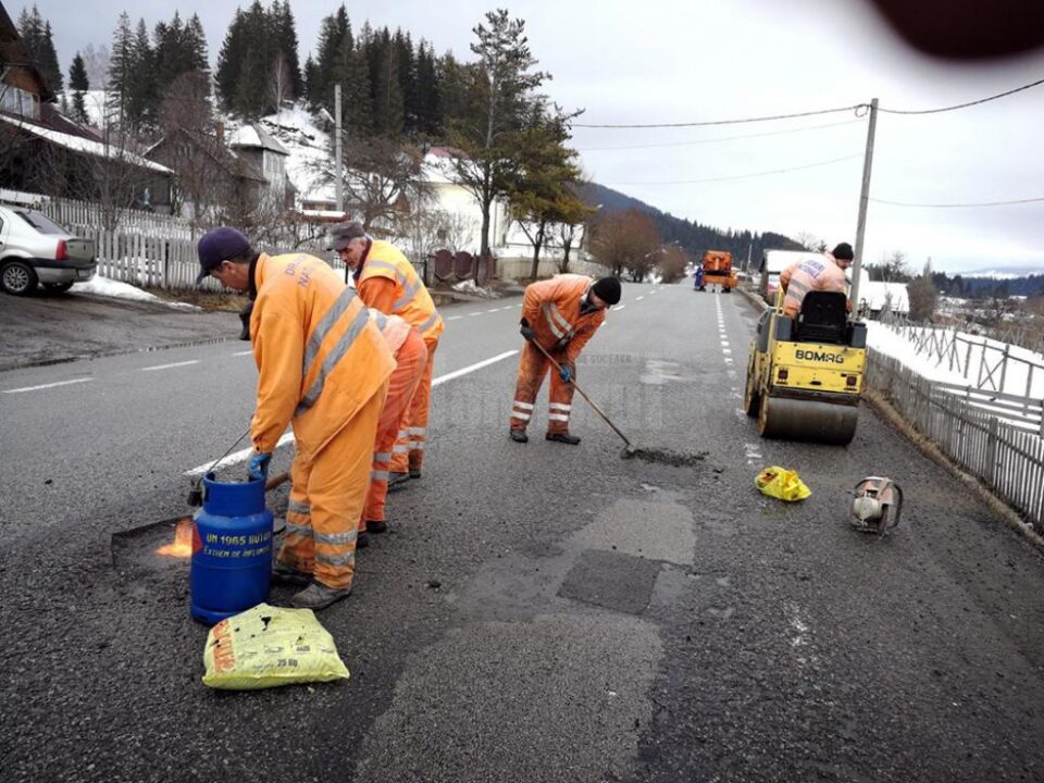 Asfaltări la rece, pentru astuparea gropilor, pe principalele două drumuri naționale din Suceava