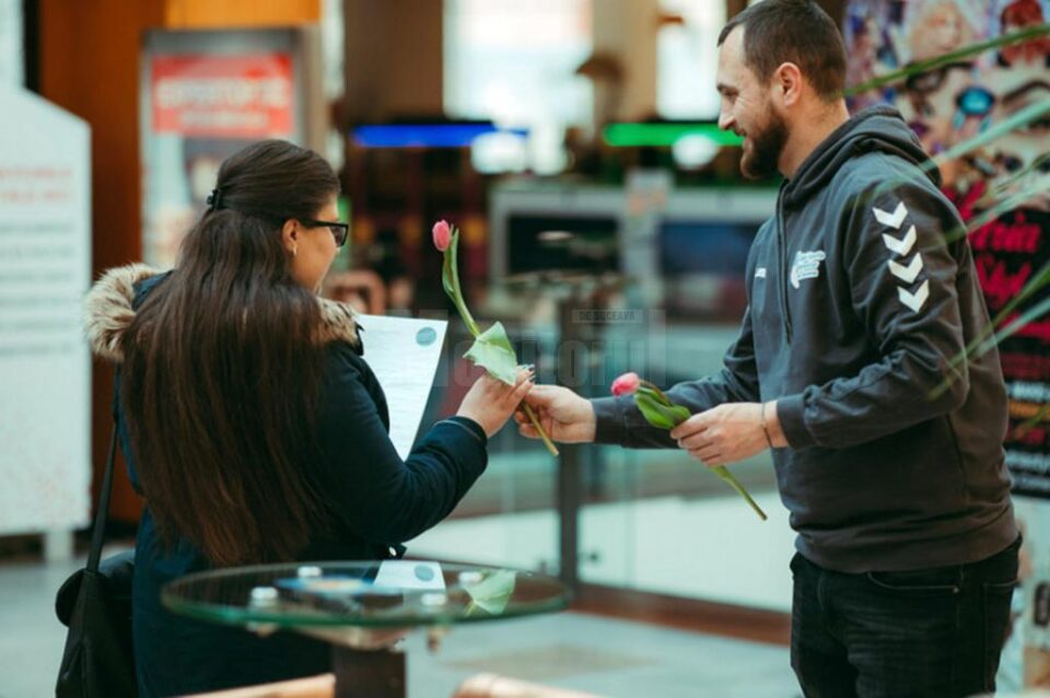 Peste 3.000 de flori și premii de răsfăț, oferite în dar femeilor de Iulius Mall Suceava