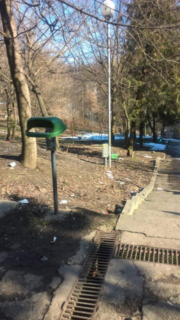Pubelele din parcul Șipote, distruse și vandalizate aproape în totalitate