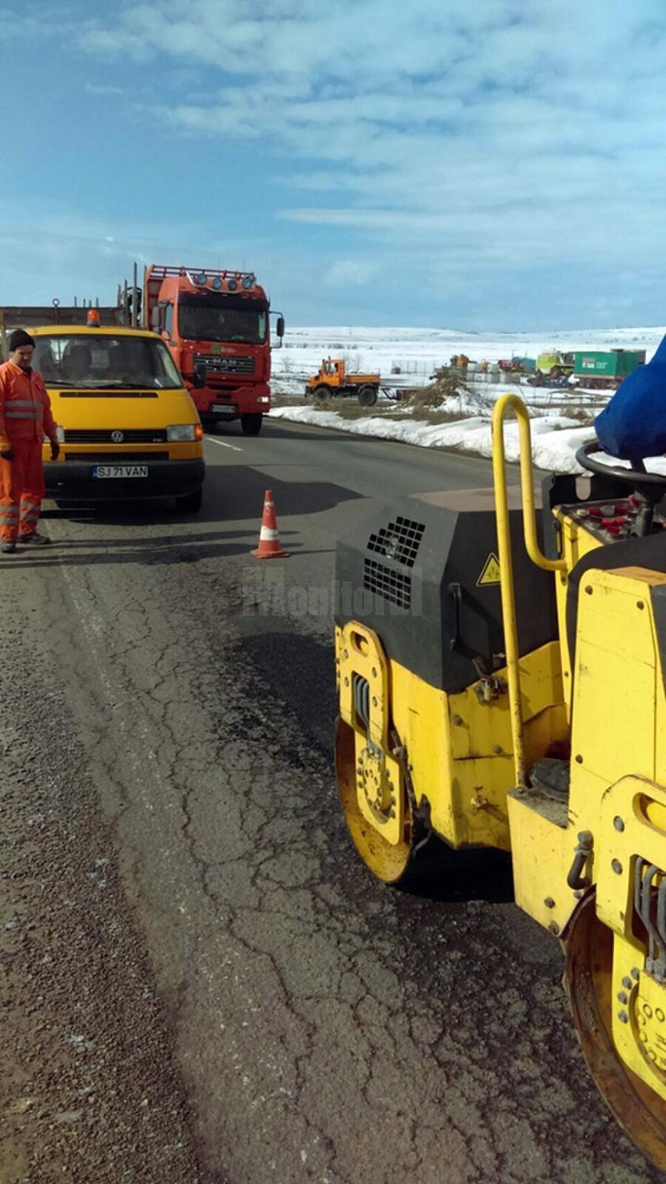 Asfaltări la rece, pentru astuparea gropilor, pe principalele două drumuri naționale din Suceava