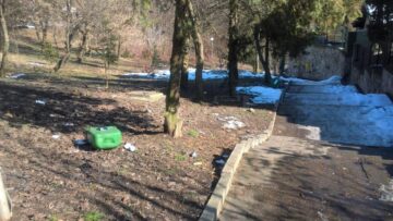 Pubelele din parcul Șipote, distruse și vandalizate aproape în totalitate