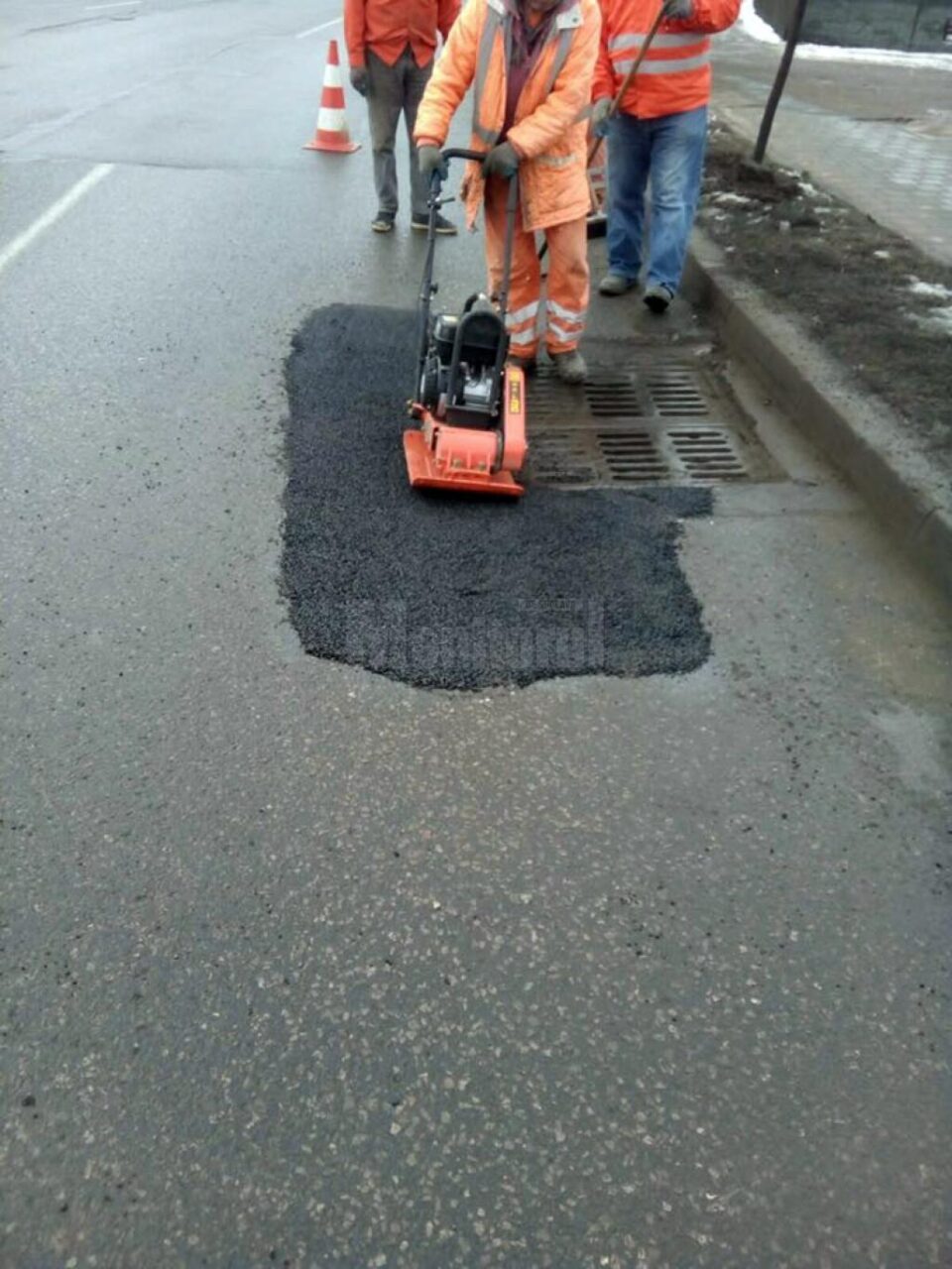 Asfaltări la rece, pentru astuparea gropilor, pe principalele două drumuri naționale din Suceava