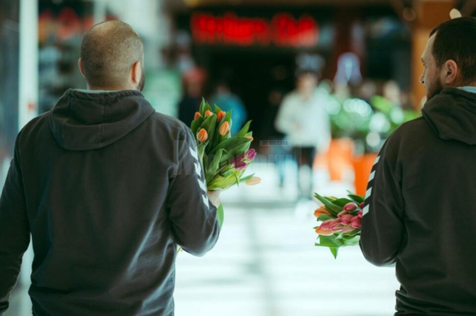 Peste 3.000 de flori și premii de răsfăț, oferite în dar femeilor de Iulius Mall Suceava