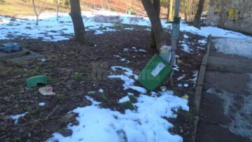 Pubelele din parcul Șipote, distruse și vandalizate aproape în totalitate