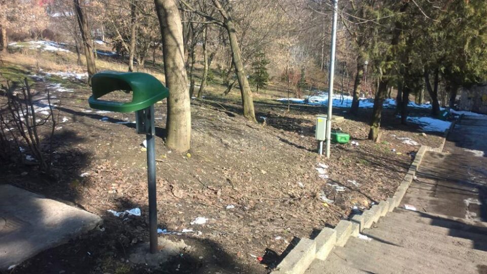 Pubele vandalizate