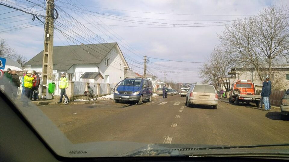 Din primele cercetări, șoferul autoturismului Mercedes Vito se face vinovat de producerea accidentului