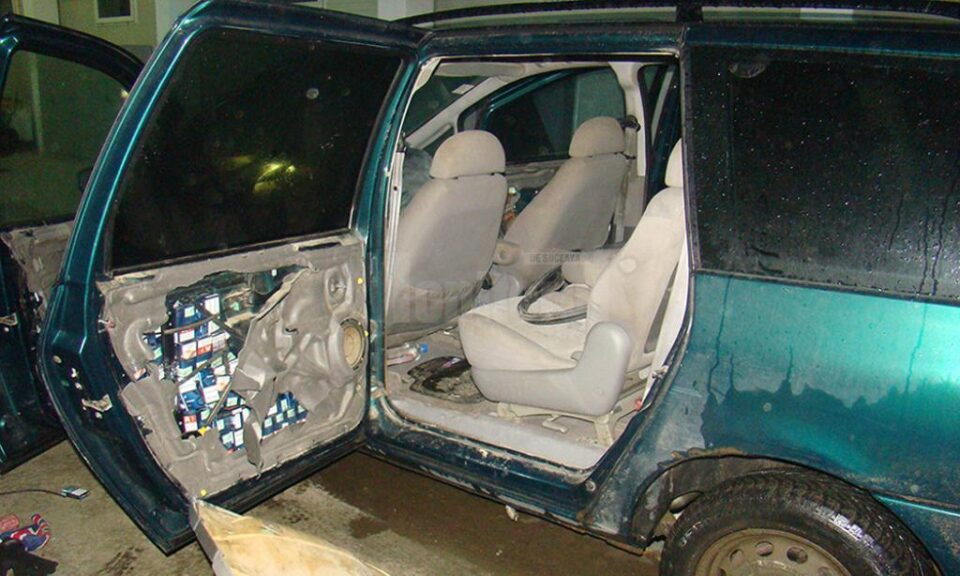 În aripile și portierele autoturismului, în locuri special amenajate, au fost descoperite1.510 pachete de țigări marca Rothmans, de proveniență ucraineană