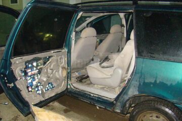 În aripile și portierele autoturismului, în locuri special amenajate, au fost descoperite1.510 pachete de țigări marca Rothmans, de proveniență ucraineană
