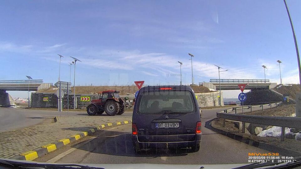Tractorul în timp ce se afla pe contrasens