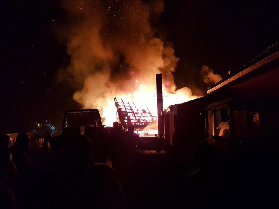Flăcările de câțiva metri înălțime amenințau să cuprindă și clădirile învecinate, astfel încât pompierii au avut o misiune extrem de dificilă
